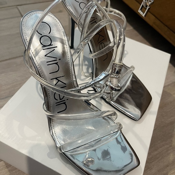Calvin Klein Torian Size 7.5m like new silver clear - Picture 2 of 3